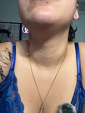 Mamachulita stripchat live cam model
