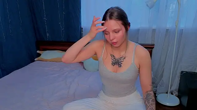 LeannBunda stripchat live cam model