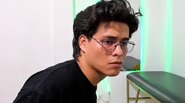 adam_2324 stripchat live cam model