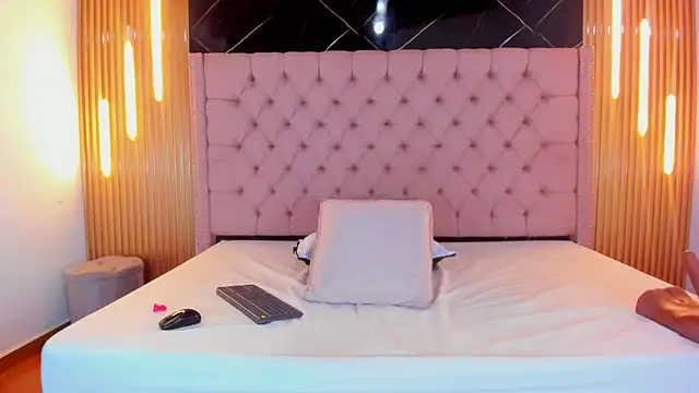 AinaPink stripchat live cam model
