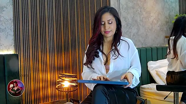 MonicaMoret stripchat live cam model