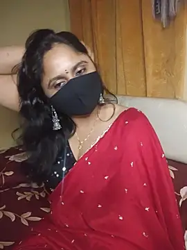 Sravvi499 stripchat live cam model