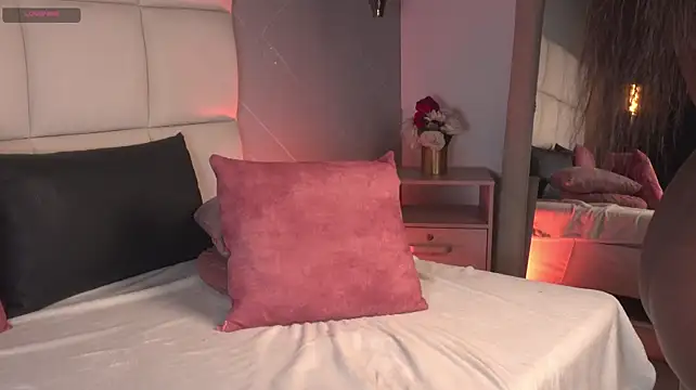 SaraMonroe1 stripchat live cam model