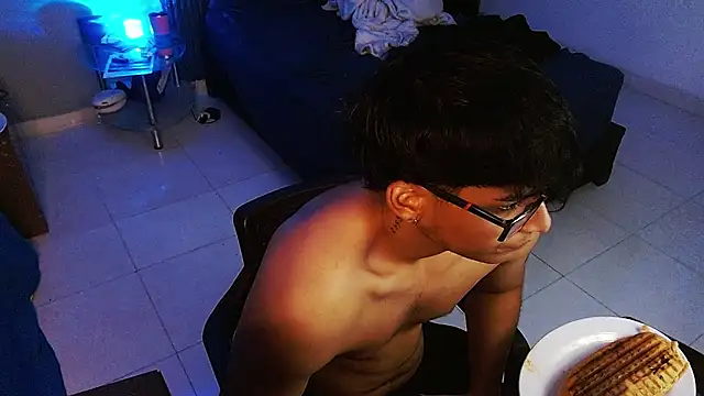 Mr_yisuzz stripchat live cam model