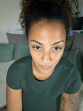 SweetPetiteNoir stripchat live cam model