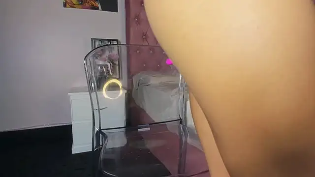 VanillaFlo stripchat live cam model