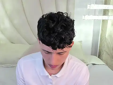Thom_amees stripchat live cam model