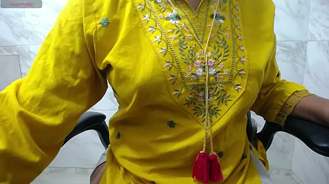 yaazhinii stripchat live cam model