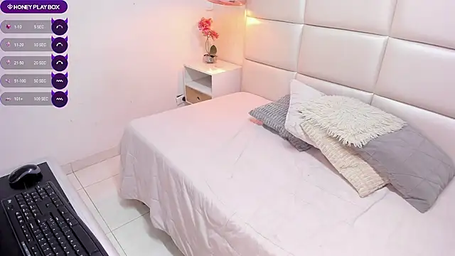 Clhoe_Johnson stripchat live cam model