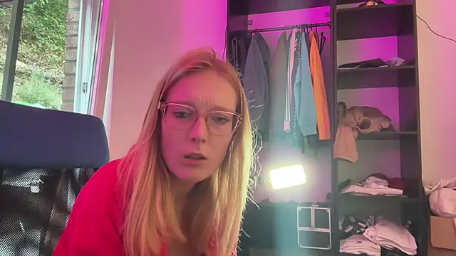 DouceMarine stripchat live cam model