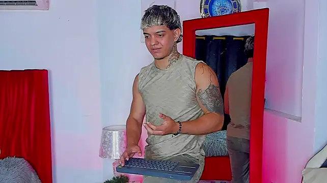 Noah__Browm stripchat live cam model