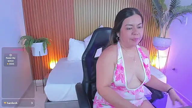 nahia_13 stripchat live cam model