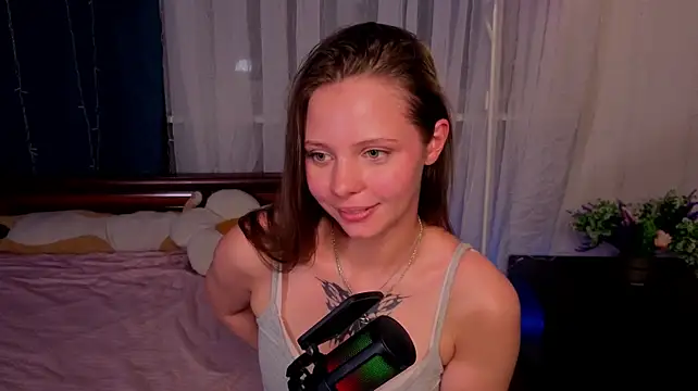 LeannBunda stripchat live cam model