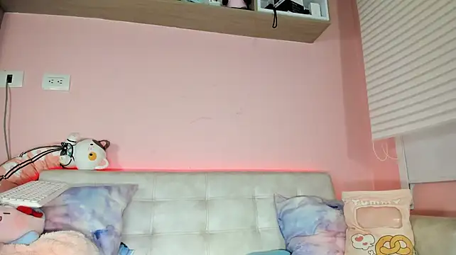 tinysara stripchat live cam model
