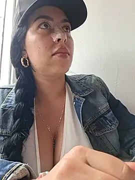 Luianna stripchat live cam model