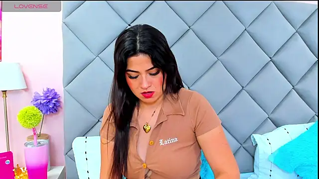 NahomyAdams stripchat live cam model