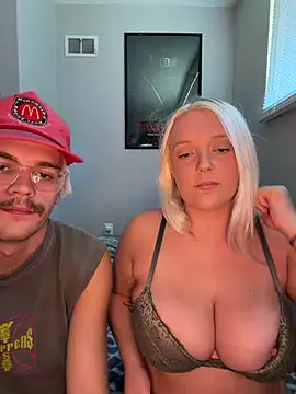 Blondebarbie21 stripchat live cam model