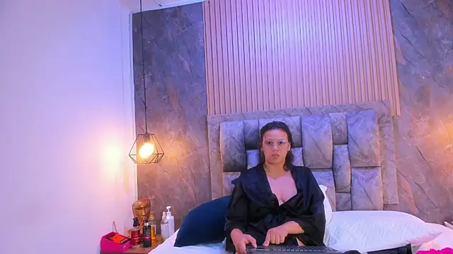 luna_lat stripchat live cam model