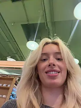 PollyDolly stripchat live cam model