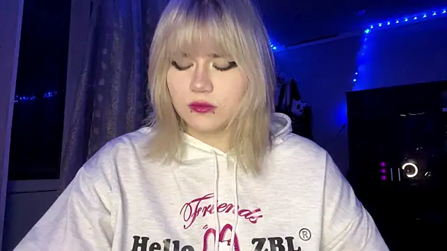 HelloKinki stripchat live cam model