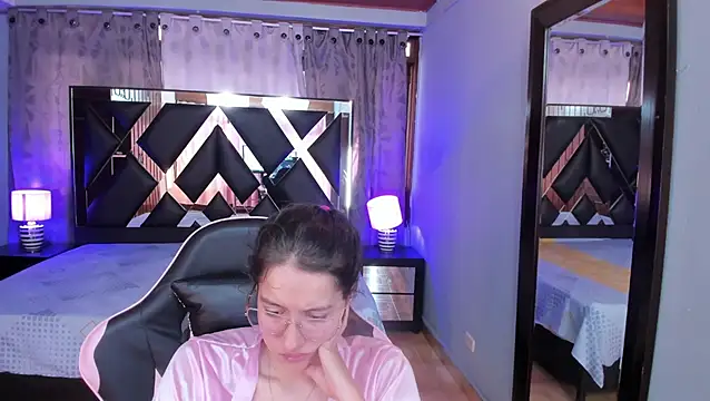 Linda4Petite stripchat live cam model