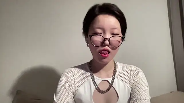 warmdew stripchat live cam model