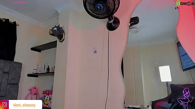 Danyhottits stripchat live cam model