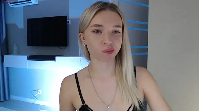 Emily_Hartt stripchat live cam model