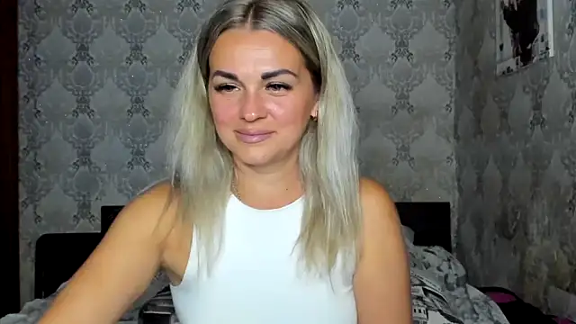 NicoletMoore stripchat live cam model