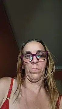 Dettybitch40 stripchat live cam model