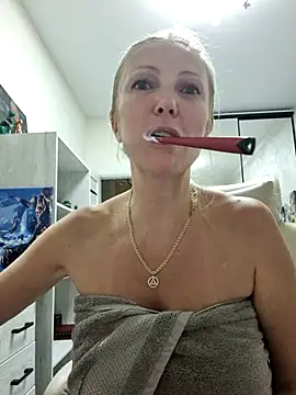 Monna stripchat live cam model