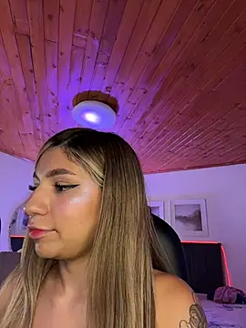 Issa_pink18 stripchat live cam model