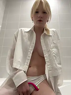 KoriMelon stripchat live cam model