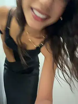 -_MiaQueen_- stripchat live cam model