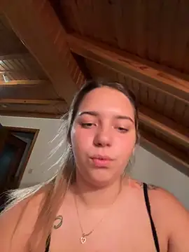 Naomi-Klein stripchat live cam model