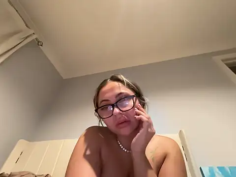 petitelucyXoxx stripchat live cam model