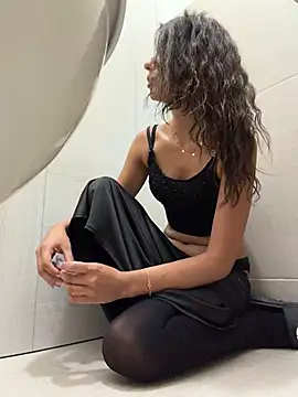 -_MiaQueen_- stripchat live cam model