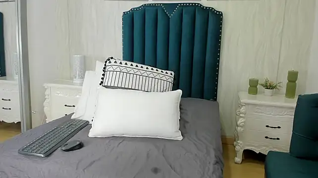 ChikiBom28 stripchat live cam model