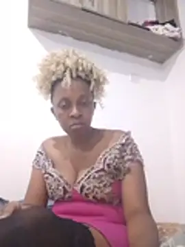 yolanda2 stripchat live cam model