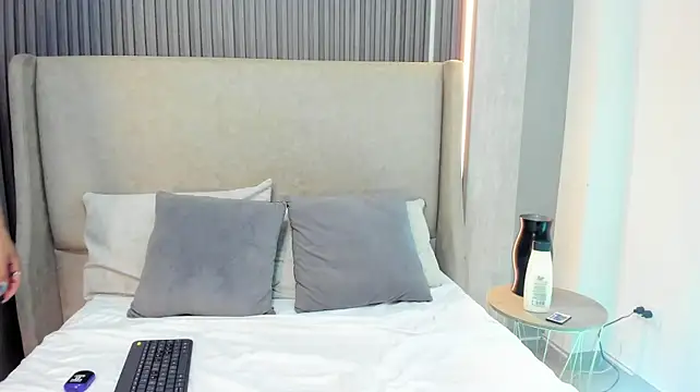 LohanNoughty stripchat live cam model