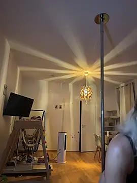 suyneslii stripchat live cam model