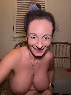therealbeverlycious stripchat live cam model