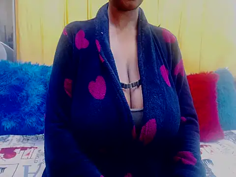 Bustydiva88 stripchat live cam model