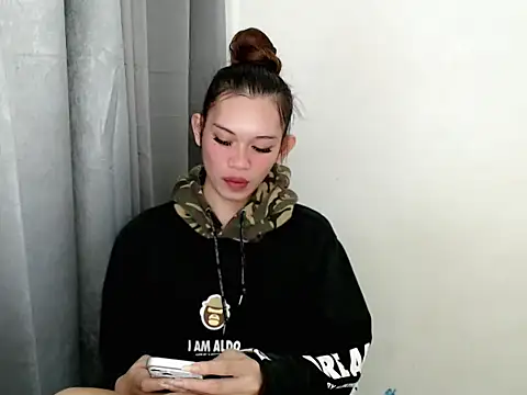 bold_big_kira stripchat live cam model