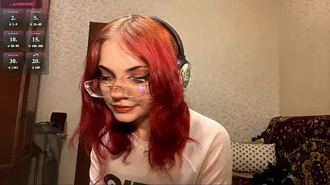 RedKittySquirrel stripchat live cam model