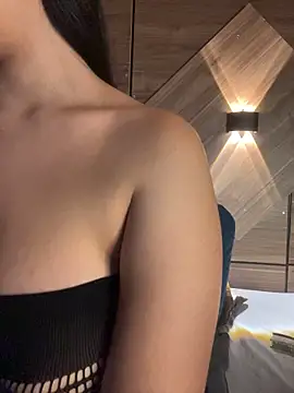 Lara_petit stripchat live cam model
