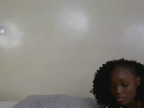 petite_emerald stripchat live cam model