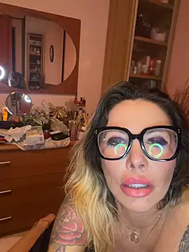Chloebellami stripchat live cam model