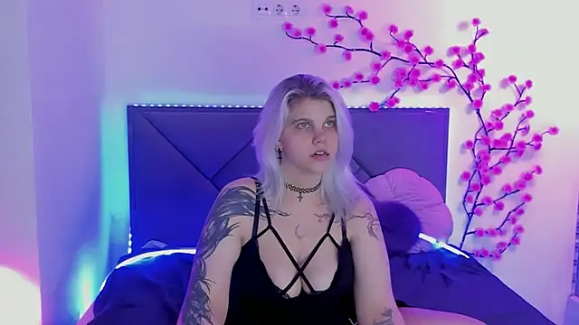 JoannLowe stripchat live cam model