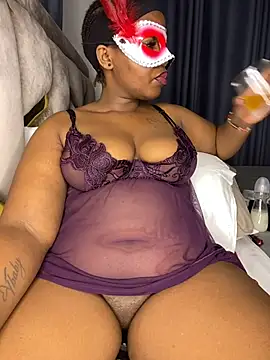 BIGMAMA011 stripchat live cam model